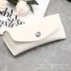 26 Novos Modelos de Estojos de Couro para Óculos com Textura de Pele de Porco no Interior, Estojo de Óculos de Sol Resistente à Pressão Personalizado com Logo em Inglês e Botão de Pressão