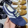 O Mesmo Estilo dos Novos Tênis de Treino Alemães Color Block New Retro 2026 para Mulheres, Tênis Casuais de Cadarço Plano para o Dia a Dia Feitos de Camurça de Vaca