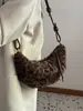 Yuezizhi 2026 principios de otoño nuevo bolso versátil de moda con estampado de leopardo bolso cruzado casual simple retro tipo dumpling bolso de cuerno