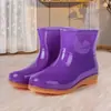 Botas de lluvia de moda para mujer adultas para la temporada de lluvias, antideslizantes, impermeables, adecuadas para usar en lavandería y cocina, de corte bajo, con suela gruesa, adecuadas para todas las estaciones