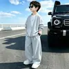 Tendencia de Moda para Niños Personalidad Falso Dos Piezas Top de Manga Larga Primavera/Otoño 2026 Nuevo Casual Pantalones de Pierna Ancha Conjunto de Dos Piezas