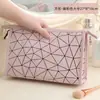 Elegante y exquisita bolsa de maquillaje con diseño de diamantes, bolso portátil de gran capacidad para salidas de primavera, esencial para guardar artículos de tocador en viajes