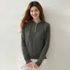 Estilo simples e descontraído! Suéter feminino de cashmere, soltinho, com gola semiaberta e capuz, casual e modelador, com múltiplos botões, perfeito como peça básica