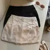 Fotos reales: Una minifalda A-line de retazos de satén y encaje, suave y dulce, con cintura de amarre, un diseño elegante y que realza la figura, perfecta para primavera y verano