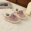 Tênis retrô estilosos 2026 primavera e outono novos estilo coreano para meninas com padrão de estrelas solado grosso sapatos casuais tênis de skate para meninos