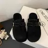 Outono/Inverno 2026 Mules Planas com Fivela Retrô Chinelos Slip-on Preguiçosos Sapatos Femininos Fechados na Ponta Meio Abertos