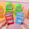 Influencer de internet para regalar pequeños obsequios, regalo, luminoso, instituciones de formación extrañas para animar a los estudiantes a escanear el código, drenaje, suministro