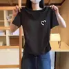 2025 Nova T-shirt de Verão com Estampa de Coração Manga Curta Feminina Solta Versátil Moda Petite Top Versátil