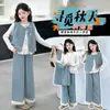 Ropa Infantil Niñas Otoño Conjunto de Mezclilla 2025 Nuevo Camiseta Interior de Encaje para Niñas Chaleco de Mezclilla Conjunto de Tres Piezas Moderno