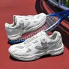 Tênis de Badminton 2025 Novo Modelo Leve Antiderrapante Resistente ao Desgaste Amortecedor Tênis Esportivo Masculino Treinamento Tênis de Tênis Atacado Branco Cinza Nenhum