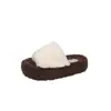 Zapatillas peludas de moda y populares para mujer, diseñadas para usar en exteriores, nueva colección Otoño 2026, estilo europeo, sensación de alta gama, estilo de celebridad de internet, zapatillas de algodón peludo con suela gruesa