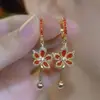 Novos Brincos da Moda de Luxo Leve Folha de Bordo Vermelha com Zircônia, com um Toque de Alto Padrão, Exquisita Flor de Cinco Pétalas Personalizada para Orelha