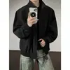 Jaqueta bomber Cleanfit desconstruída com gola alta para homens, jaqueta de baseball curta estilo americano com silhueta de ombro estruturada, jaqueta workwear