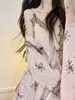 Elegante y dulce conjunto de pijama de seda helada con encaje empalmado para mujer, estilo otoño con copas en el pecho, camisola y cárdigan, conjunto de tres piezas para casa