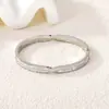 Pulseira de Aço Inoxidável Estilo Temperamento de Luxo Leve Fivela com Incrustação de Diamante Feminina Aço Titânio Banho a Vácuo Aberto Joias Atacado