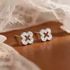Brincos de Trevo de Quatro Folhas Vazados em Diamante Inteiro S999 para Mulheres, Simples e Modernos, Brincos Pequenos e Frescos, Não é Necessário Remover os Piercings Oculares ao Dormir