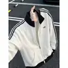 Coleção de primavera masculina: Moletom de gola alta, aberto na frente, com colorblock e design de listras verticais texturizadas, oferecendo um estilo de jaqueta esportivo e de corte solto