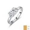 Anillo de Plata de Ley S925 con Moissanita de Dos Garras Corte Radiante Anillo de Banda Cerrada Minimalista de Plata de Ley para Mujer Venta al por Mayor