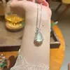 Collar para mujer con colgante bañado en plata con figura de Buda de calcedonia blanco hielo, diseños de hoja y calabaza, ágata y jade de Maitreya