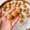 Peça Pequena em Formato de Croissant Esculpida em Marfim de Fruta, Acessórios de Marfim de Fruta para Artesanato, Pulseira DIY Feita à Mão para Mulheres, Pingente Torcido à Mão
