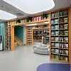 Estante de Livros de Madeira com Arco Quadrado para Jardim de Infância Estante de Armazenamento Simples com Xadrez Personalizada Estante Integrada de Parede
