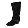 Botas femininas de salto alto estilo retrô europeu e americano, com saltos grossos, detalhes de fivela e estilo western, com acabamento em camurça.; disponível para atacado e sourcing transfronteiriço