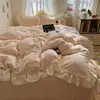 Juego de ropa de cama de cuatro piezas de terciopelo bordado estilo princesa de invierno, ropa de cama de terciopelo de leche engrosada, sábana y funda de edredón de franela de coral