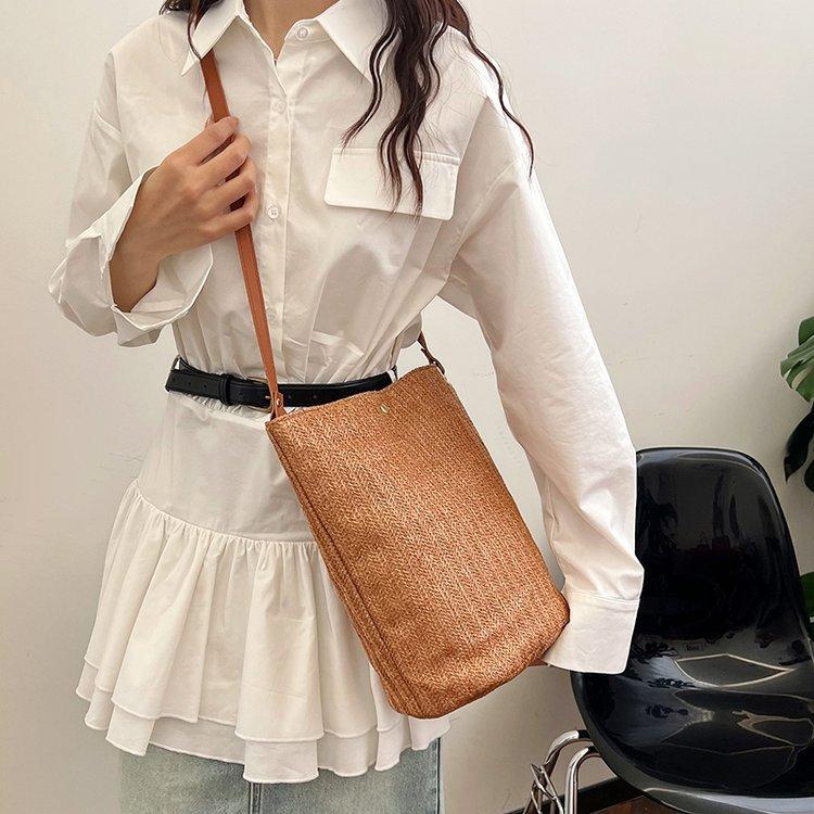 编织包女包新款潮2024夏草编简约百搭小清新水桶包个性单肩斜