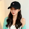 Sombrero Versátil Dulce y Lindo para Mujer con Bordado de Corazón Gorra de Béisbol Unisex Estilo Coreano Parte Superior Suave Visera Gorra Pico de Pato Moderna