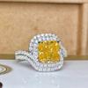 Anillo abierto de alta gama con circonitas doradas y diseño de princesas cuadradas con diamantes de imitación para mujer.
