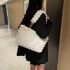 Bolso de felpa de otoño e invierno para mujer, bolso de mano de cuentas de burbujas de nicho, piel sintética de conejo suave y esponjoso, bolso de hombro versátil
