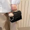 Bolsa Pequena Vermelha para Mulheres, Nova Tendência Estilo Coreano Primavera 2026, Bolsa Sela de Nicho, Bolsa Transversal Pequena Versátil Elegante de Alta Qualidade