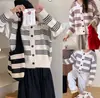 Jaqueta Estilo Tweed Outono e Inverno 2025 Novo Cardigan Tricô Feminino Listrado Gola V Engrossado Tendência Tricô