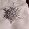 Atmósfera de otoño e invierno súper brillante llena de diamantes broche de copo de nieve diseño de nicho temperamento simple versátil personalidad accesorios para abrigos