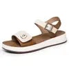 Sapatos Femininos Versáteis 2026 Verão Novo Estilo Casuais Respiráveis Abertos Confortáveis Sandálias para Mães de Meia-Idade e Idosas