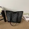 Bolsa de hombro grande de textura europea para el día a día 2026 con lazo de lunares casual elegante popular