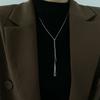 Collar con colgante de triángulo geométrico simple europeo y americano de acero de titanio que no se decolora, cadena de clavícula con ajuste de tirón de nicho de viento frío