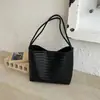 Bolso tejido retro estilo coreano para mujer, nuevo bolso cubo de moda nicho otoño e invierno 2026, bolso cruzado versátil para el día a día