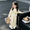 Conjunto de moda estilo coreano para niñas con estampado de oso y mangas largas, sudadera de cuello redondo con cintura elástica para niñas, conjunto de dos piezas con lazo para primavera y otoño
