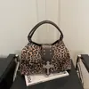 Moda de Primavera 2026 Versátil Personalidad Chica Popular Estampado de Leopardo Patchwork Textura Tachonada Retro Bolso de Hombro Único