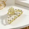 Grampo de Cabelo Estilo Coreano com Pérolas e Strass, Presilha para Parte de Trás da Cabeça em Liga, Presilha de Cabelo Versátil e Fashion, Para Raiz do Cabelo, Fresco e Doce