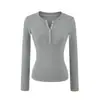 Camiseta de manga larga básica estilo retro americano con cuello Henley para mujer, nueva colección otoño/invierno 2026, top elegante que se ajusta a la figura