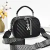 Bolsa Pequena Redonda com Franjas Estilo Luxo Leve Design de Nicho Bolsa de Ombro com Bordado Acolchoado Linha Bolsa Transversal Simples de Múltiplas Camadas para Mulheres