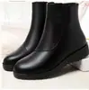 Moda de Invierno 2025 Botas de Nieve Cortas Versátiles Zapatos de Mamá Suela Gruesa Forradas de Felpa Espesadas Calientes Planos Botines Cortos