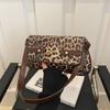 2025 Bolso Nuevo para Axila Bolso de Hombro de Moda Simple Bolso Baguette Versátil para Mujer Bolso Cuadrado Pequeño Popular en Internet con Estampado de Leopardo Occidental