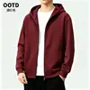 Elegante y bien estructurada, esta sudadera casual térmica para hombre de otoño/invierno presenta un diseño con cremallera, una capucha y un corte holgado y extragrande.. Hecho con algodón grueso y cómodo para mayor calidez. Disponible en tallas grandes