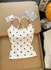 Nueva camisola de estilo americano para mujer con cuello halter de cuentas y estampado de lunares, con copas en el pecho, hermoso diseño en la espalda, corte ajustado y efecto adelgazante