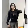 Suéter de trabajo estilo coreano con un patrón de ganchillo texturizado y resistente, adecuado para primavera y otoño, corte ajustado y diseñado para usarse como capa interior.; top corto de manga larga