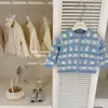 Chegou o Pato LeEn babyCute! Cardigan de Tricô Infantil Feminino Estilo Coreano Outono/Inverno Fofo Estampa Completa Pato