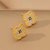 Collar de Acero de Titanio Dorado que No se Desvanece con Forma de Trébol de Cuatro Hojas para Mujer, Conjunto de Joyería Versátil de Moda de Alta Gama (Pendientes y Anillo)